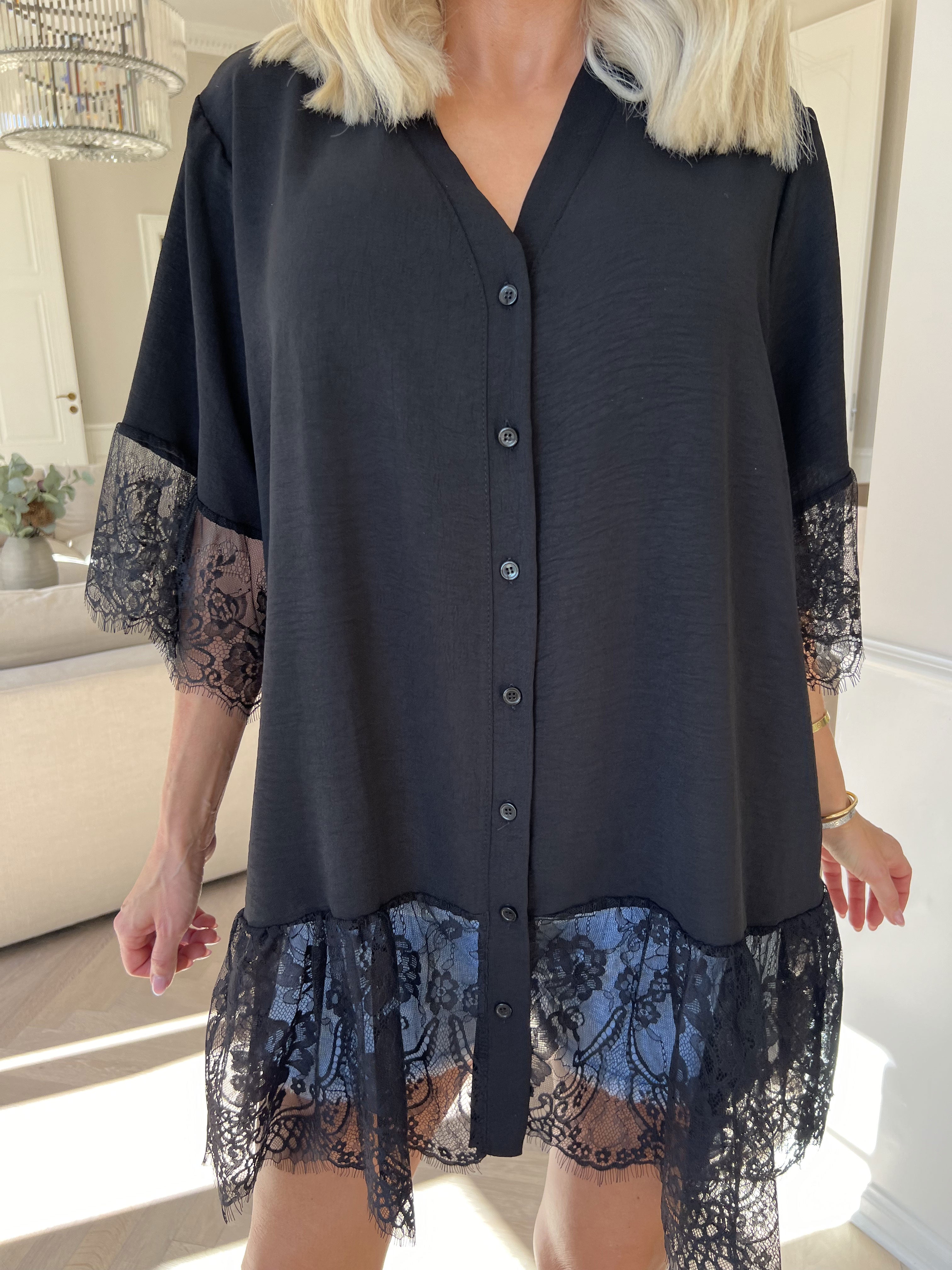 Asta - Sød tunika i viskose med knapper og flæsekanter